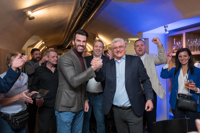 Freude bei der FPÖ mit Landeshauptmann-Stellvertreter Udo Landbauer und dem blauen ...