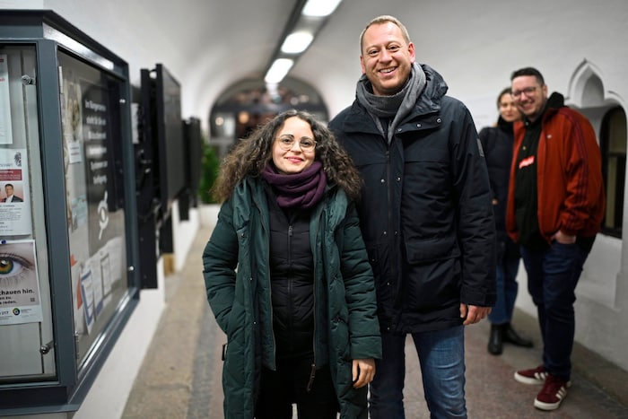 Max Zirngast jubelt mit der KPÖ über den Einzug in den Gemeinderat.