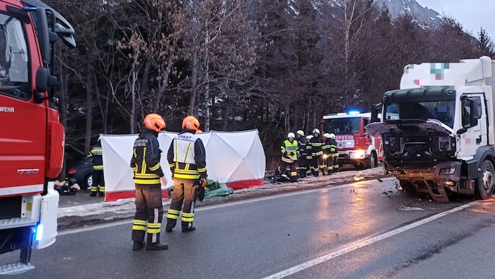 Der Pkw war in der Böschung neben der Straße gelandet.