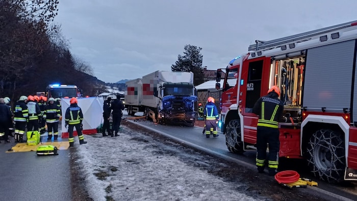 Der Lkw-Lenker und die Autofahrerin konnten sich selbstständig aus den Fahrzeugen befreien.