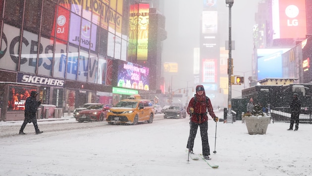 Sieht man auch nicht alle Tage: New Yorker auf Skiern am Times Square