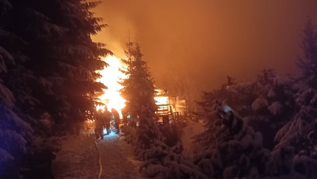 Die Zufahrt zum Brand war für die Feuerwehrleute nur schwer möglich.