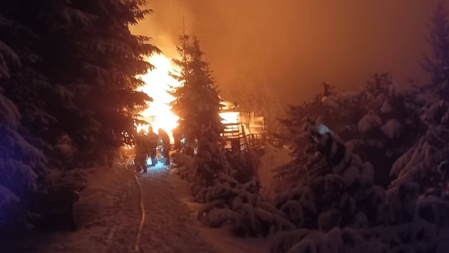 Die Zufahrt zum Brand war für die Feuerwehrleute nur schwer möglich.