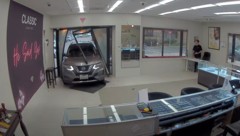 Mit dem gestohlenen Wagen krachten die Einbrecher durch die Eingangstür.