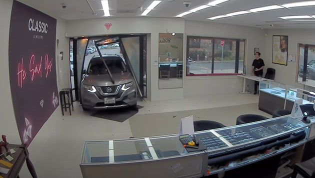 Mit dem gestohlenen Wagen krachten die Einbrecher durch die Eingangstür.