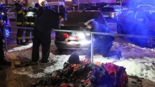 Der Papiercontainer ist völlig geschmolzen, die Hitze beschädigte ein Auto