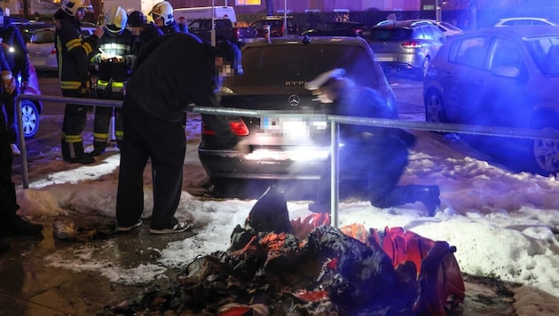 Der Papiercontainer ist völlig geschmolzen, die Hitze beschädigte ein Auto