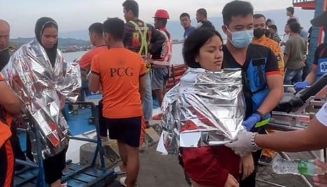 Endlich haben die Geretteten wieder festen Boden unter den Füßen.