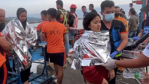 Endlich haben die Geretteten wieder festen Boden unter den Füßen.