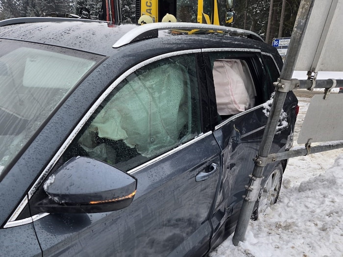 Ein Unfallwagen rammte auch noch Straßenschilder
