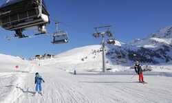 Am Freitag kam es zu einem schweren Unfall zweier Skifahrer im Tiroler Skigebiet.