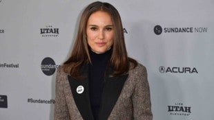 Natalie Portman beim Sundance Filmfestival, wo sie auf dem roten Teppich einen Anstecker mit der ...