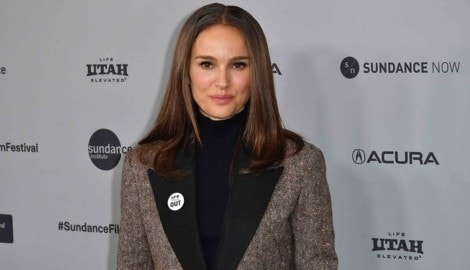 Natalie Portman beim Sundance Filmfestival, wo sie auf dem roten Teppich einen Anstecker mit der ...
