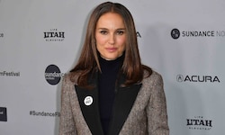 Natalie Portman beim Sundance Filmfestival, wo sie auf dem roten Teppich einen Anstecker mit der ...