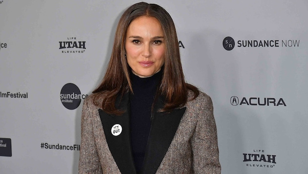 Natalie Portman beim Sundance Filmfestival, wo sie auf dem roten Teppich einen Anstecker mit der ...