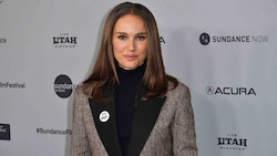 Natalie Portman beim Sundance Filmfestival, wo sie auf dem roten Teppich einen Anstecker mit der ...