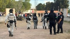 Mitglieder der mexikanischen Nationalgarde sichern das Gebiet ab.