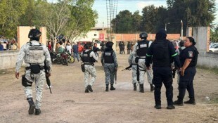 Mitglieder der mexikanischen Nationalgarde sichern das Gebiet ab.