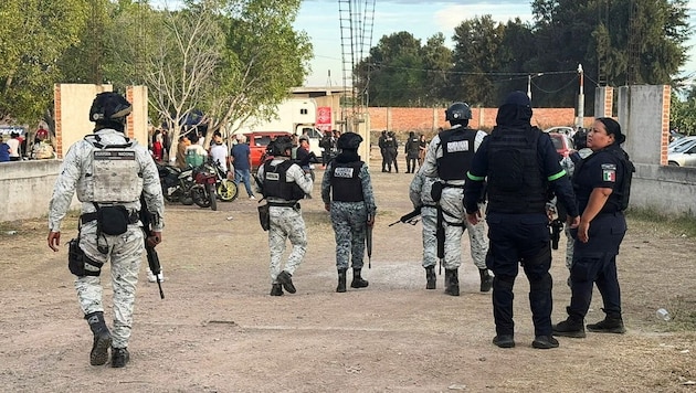Mitglieder der mexikanischen Nationalgarde sichern das Gebiet ab.