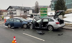 An den beiden Autos entstand Totalschaden
