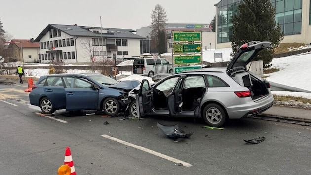 An den beiden Autos entstand Totalschaden