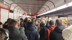 Zahlreiche Menschen steckten bei der Vorgartenstraße fest.