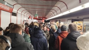 Zahlreiche Menschen steckten bei der Vorgartenstraße fest.