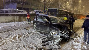 In Innsbruck krachten ein Auto und ein Linienbus zusammen.