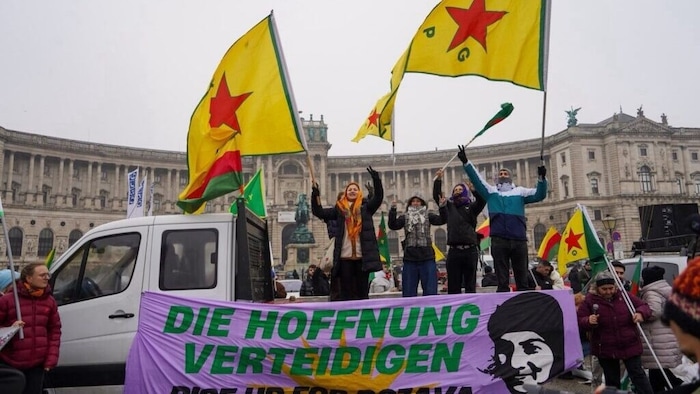 Am Wiener Heldenplatz wurde die Solidarität mit den Kurden in Syrien bekundet.