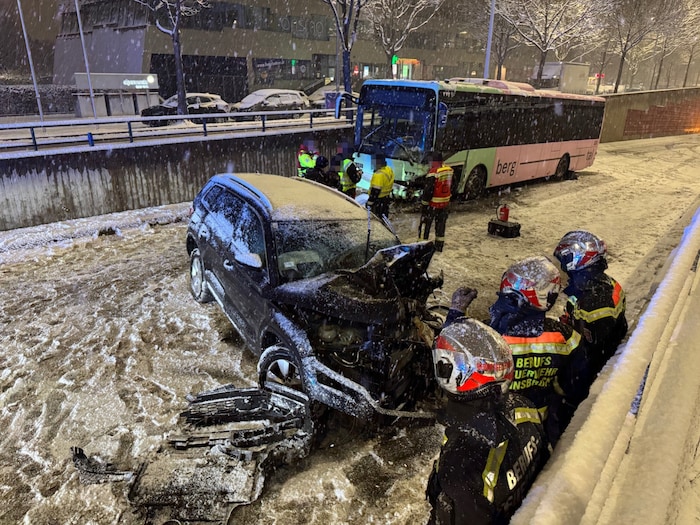 Auto und Bus wurden massiv beschädigt.
