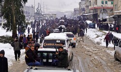 Mitglieder der Kurden-geführten Syrischen Demokratischen Kräfte (SDF) erreichen Kobane an der ...