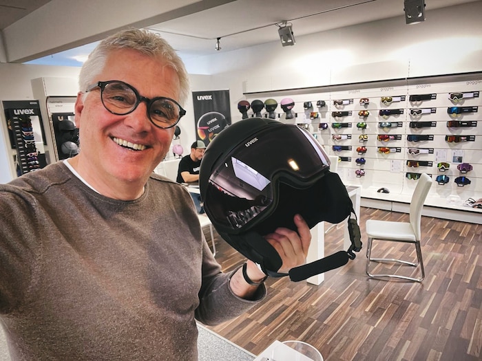 Gerhard ist vom neuen UVEX Helm mit integriertem Visier begeistert.