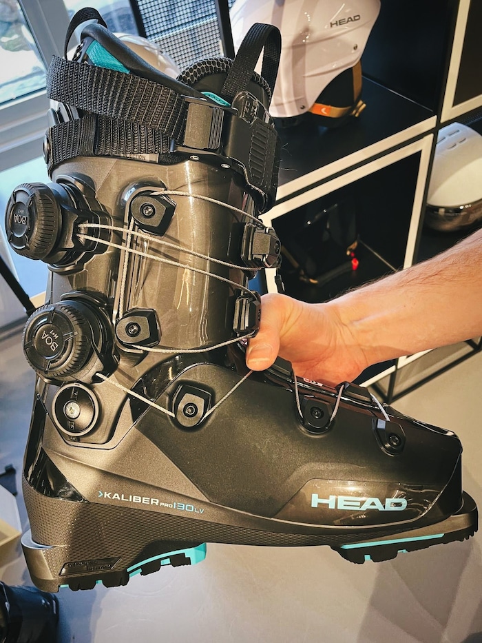 Neuer HEAD Skischuh mit doppeltem BOA-System und völlig neuer Anordnung der Einstellräder.