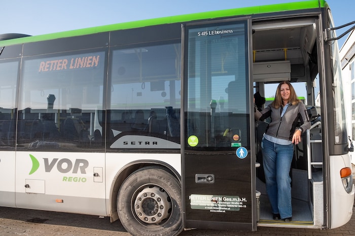 In ihren Zwanzigern modelte Pavlovic. Heute liebt sie es, Busse zwischen zwölf und 15 Tonnen zu ...
