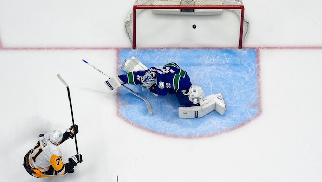 Pittsburgh-Ass Jewgeni Malkin besorgt einen Treffer gegen die Vancouver Canucks ...