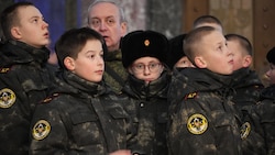 Bereits von klein auf werden in Russland Kinder auf das Blutvergießen vorbereitet.