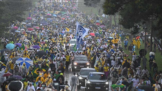 Tausende Anhänger des ehemaligen brasilianischen Präsidenten Jair Bolsonaro gingen in Brasilia ...