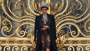 Teyana Taylor sorgte für einen „königlichen“ Mode-Auftritt in Paris.