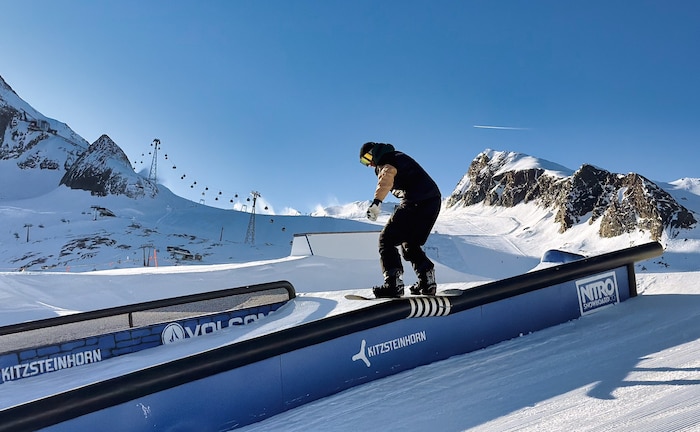 Martin zeigt vor, wie man über eine Rail rutscht. .