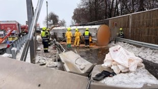 Der umgekippte Sattelschlepper verlor Speiseöl.