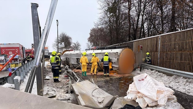 Der umgekippte Sattelschlepper verlor Speiseöl.