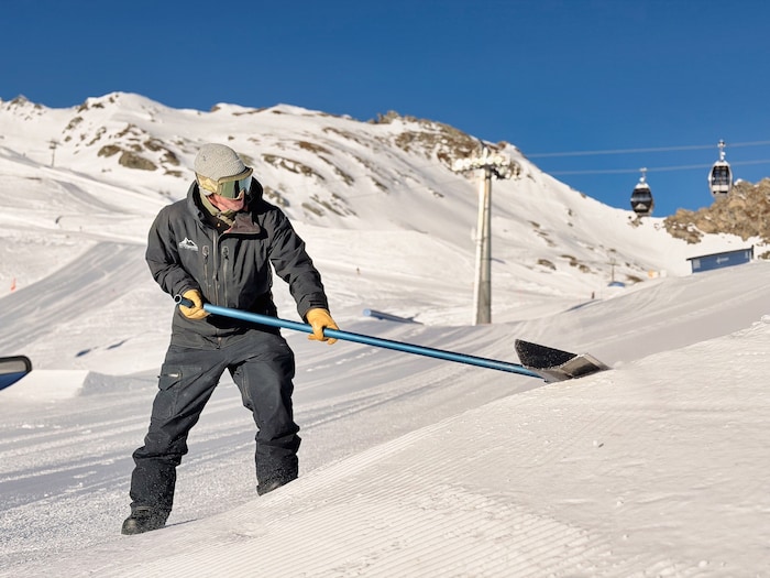 Russell zeigt, wie man mit dem Shaper-Tool fein modellieren kann.