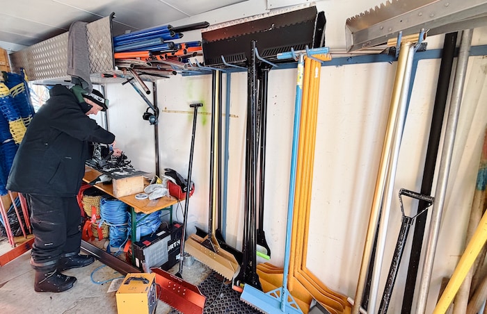 Ein Container im Skigebiet dient als Werkstätte und Lagerraum für die Shaper.