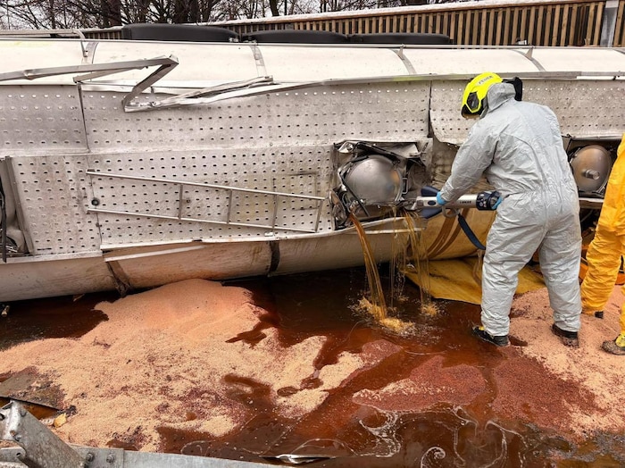 Es traten erhebliche Mengen Öl aus, das von den Feuerwehren gebunden wurde.