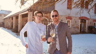 Dennis Habermann und Domenik Plankl vor dem Restauant „Alte Mühle“