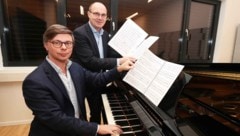 Wolfgang-Michael Bauer (li.) und Franz Steindl mit den Notenblättern, die in der Musikwelt für ...