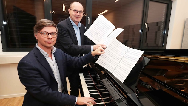 Wolfgang-Michael Bauer (li.) und Franz Steindl mit den Notenblättern, die in der Musikwelt für ...