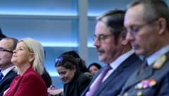 Ministerin Tanner und die zwei wichtigsten Männer der kommenden Monate: Hameseder und ...