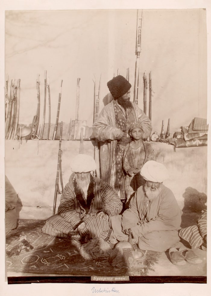 Die Herbstausstellung im Weltmuseum „Raining Blood. Fotografie und Waffenhandel“ beschäftigt ...