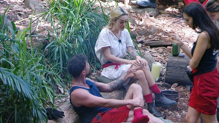 Bei Umut und Ariel geht es am Lagerfeuer heiß her.